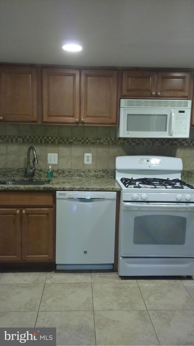 11807 Breton Ct unit 12B, Reston, VA 20191 - photo 3