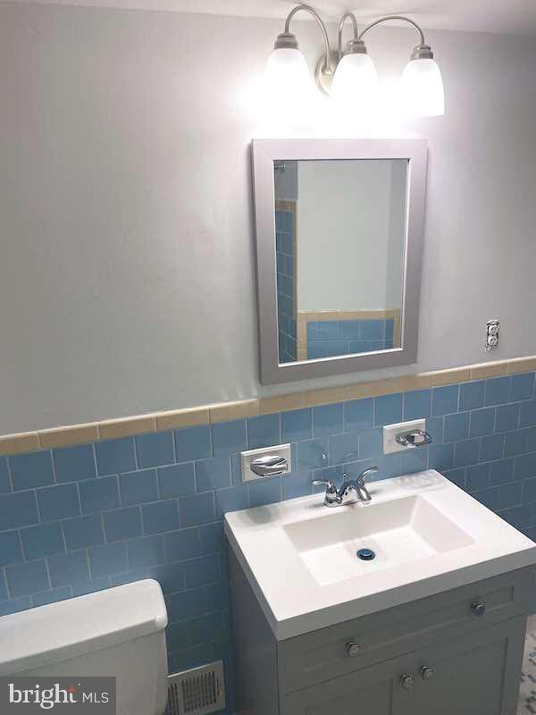 1027 Foxcroft Ln, Essex, MD 21221 - photo 7