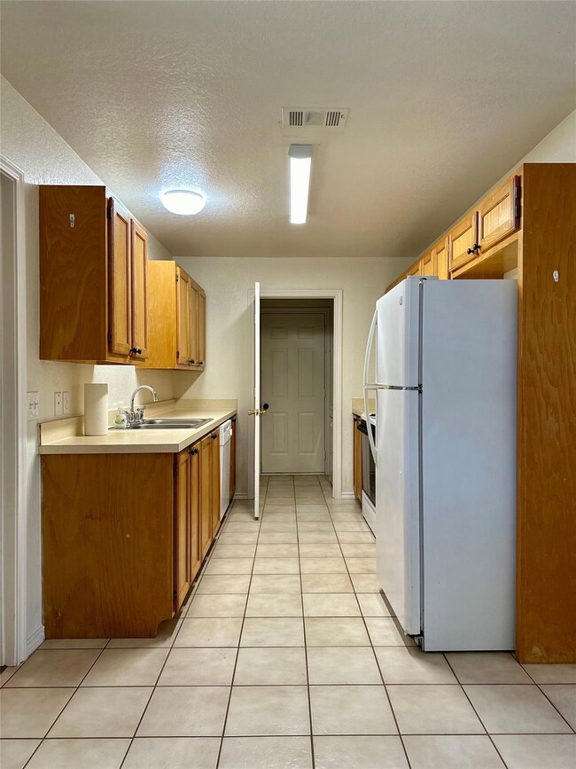 302 Kathy Ln, Granbury, TX 76049 - photo 7