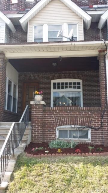 Brick Row Home, Close to Everything!