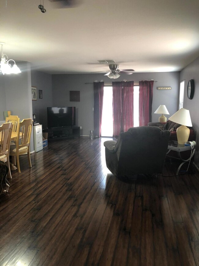 2260 28th living room
