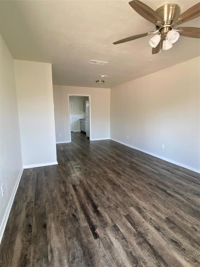 1302 Berry Dr unit D, Cleburne, TX 76033 - photo 2