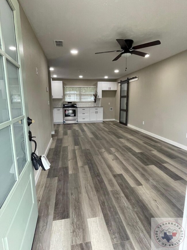 234 Shellwood Dr, Wake Village, TX 75501 - photo 2