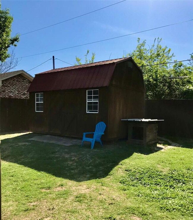 349 Huggins Dr, Springtown, TX 76082 - photo 6