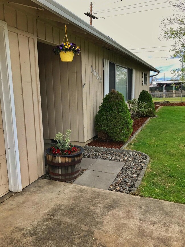 1653 Springbrook Rd, Medford, OR 97504 - photo 2