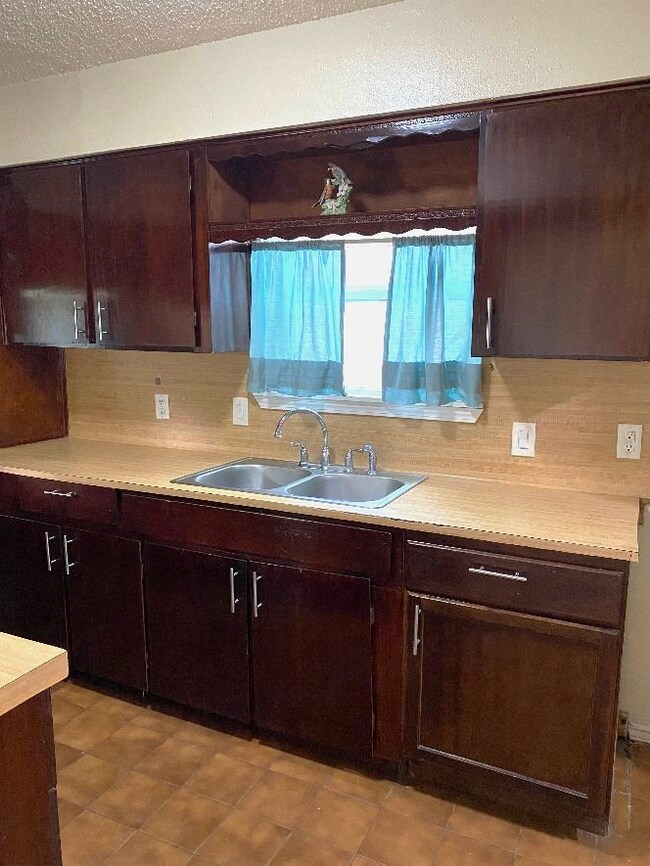 1211 Helms Rd, Houston, TX 77088 - photo 5