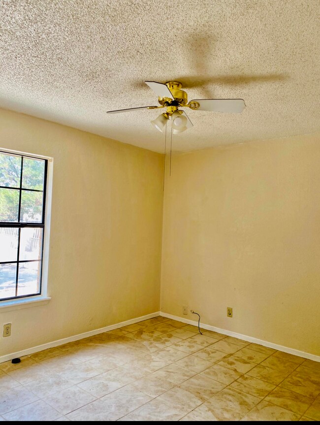 386 Mccune Rd unit Side Apt, El Paso, TX 79915 - photo 4