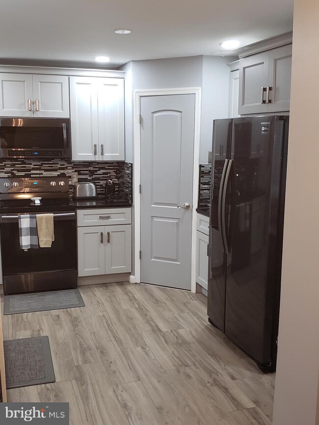 11387 Laurelwalk Dr, Laurel, MD 20708 - photo 2