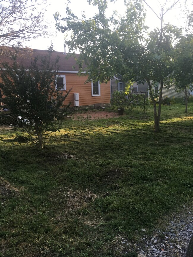 305 Oak St, Shelbyville, TN 37160 - photo 2