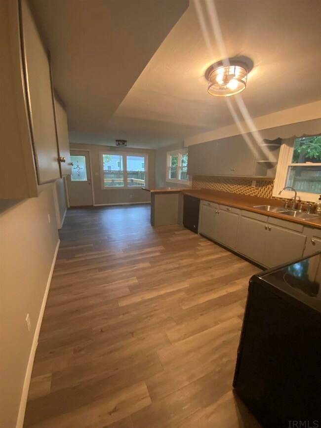 1910 S Waldemere Ave, Muncie, IN 47302 - photo 3