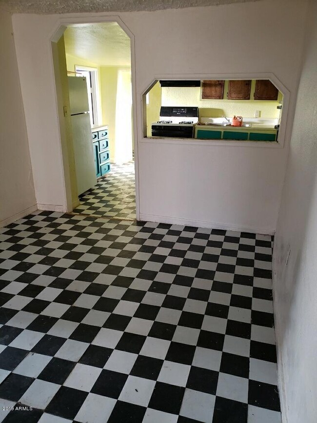 248 16th part living room