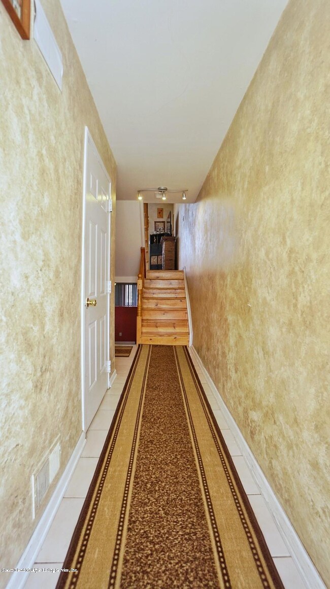 31 Woodcutters Ln, Staten Island, NY 10306 - photo 2