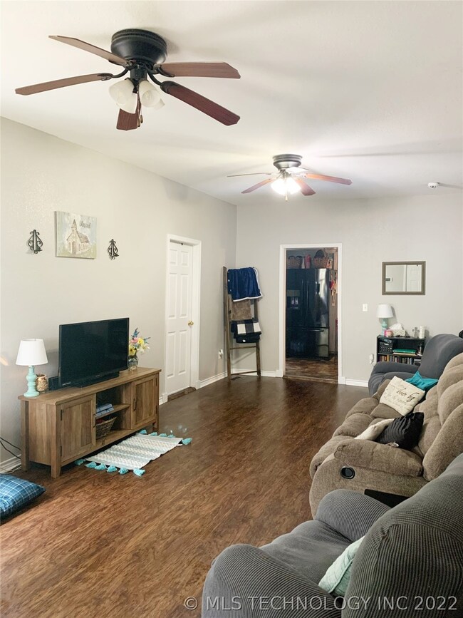 108 W Jefferson St, Henryetta, OK 74437 - photo 3