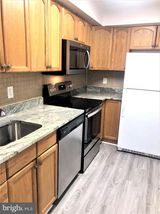 9665 Hagel Cir unit E, Lorton, VA 22079 - photo 3