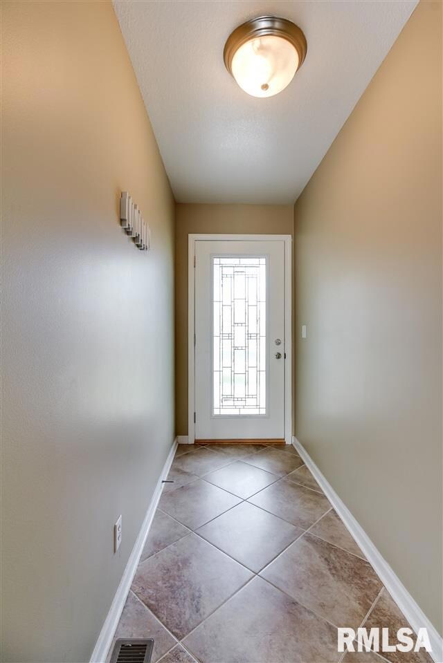 6002 W Charleston Ct, Peoria, IL 61607 - photo 3