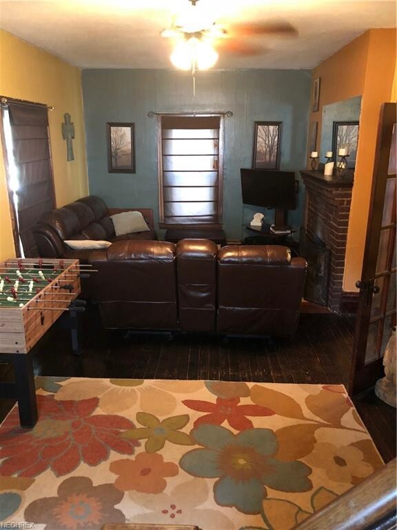 Very inviting living space with fireplace