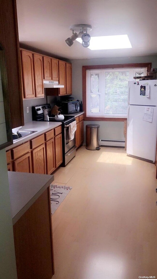 32 Cliff Ln, Levittown, NY 11756 - photo 4