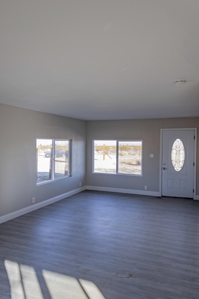 21327 Klassette St, Mojave, CA 93501 - photo 2