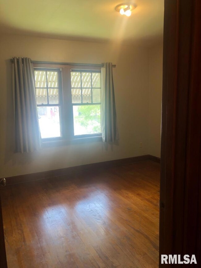 1728 E Locust St unit A, Davenport, IA 52803 - photo 5