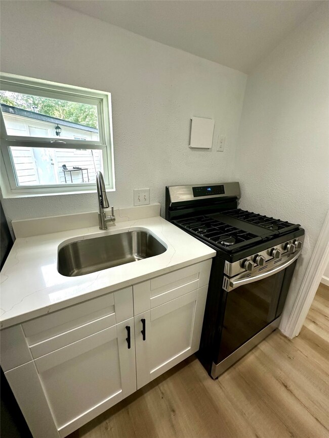 32 Farrell St unit C, Houston, TX 77022 - photo 5