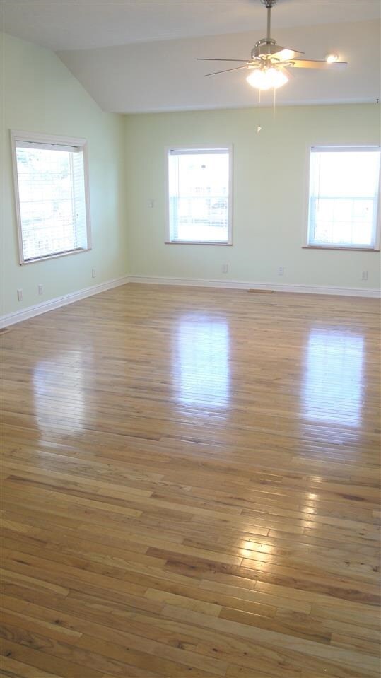 Oak floor, vaulted ceilings, recessed lighting and