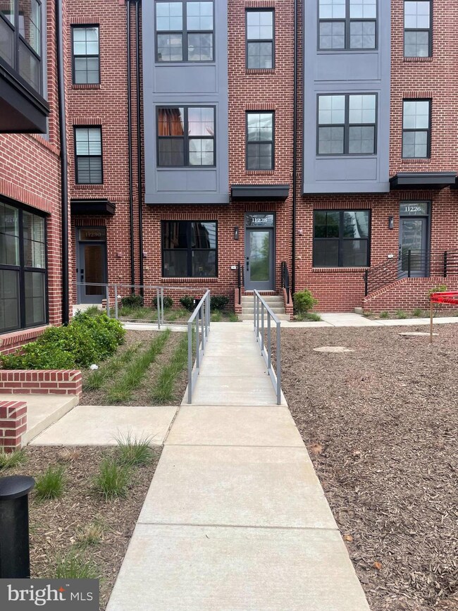 11238 Bunsen St, Reston, VA 20190 - photo 3