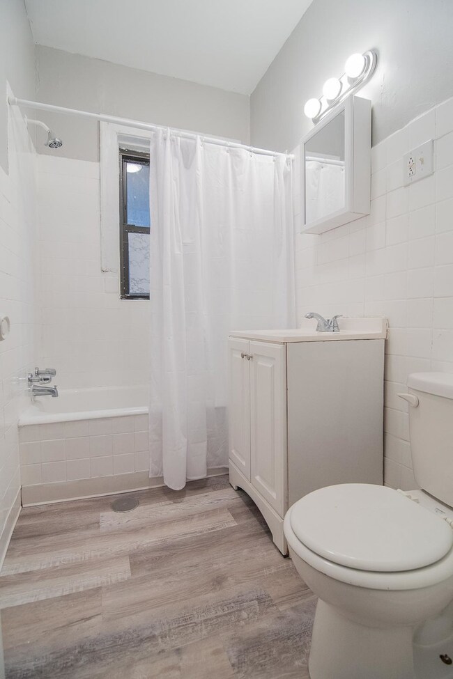 2056 W Arthur Ave unit 1W, Chicago, IL 60645 - photo 7