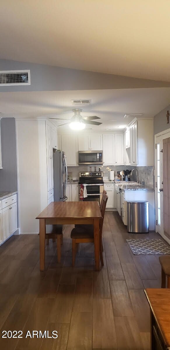 eat-in kitchen