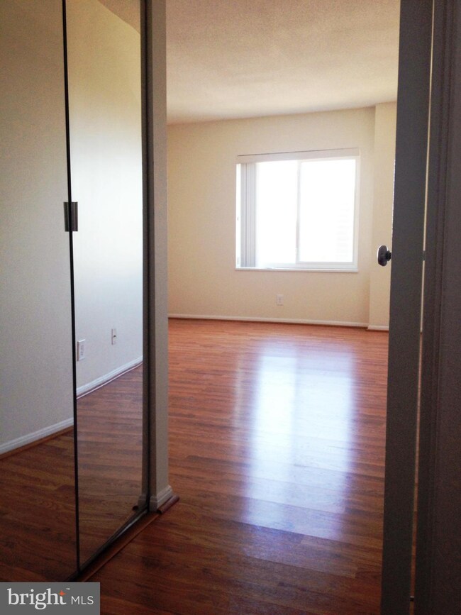 The Rotonda unit 623, McLean, VA 22102 - photo 3