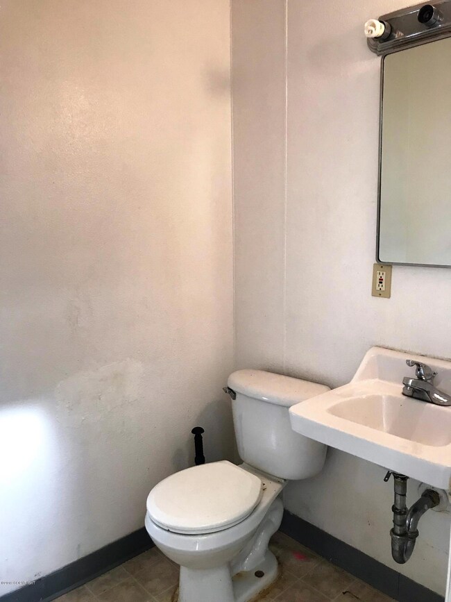 dwnstrsbath-Tarwater-alaskanspiritrealty