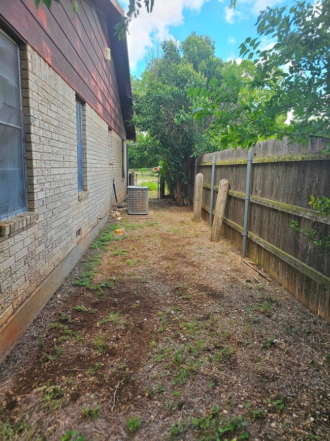 311 Arthur St, Mc Gregor, TX 76657 - photo 5