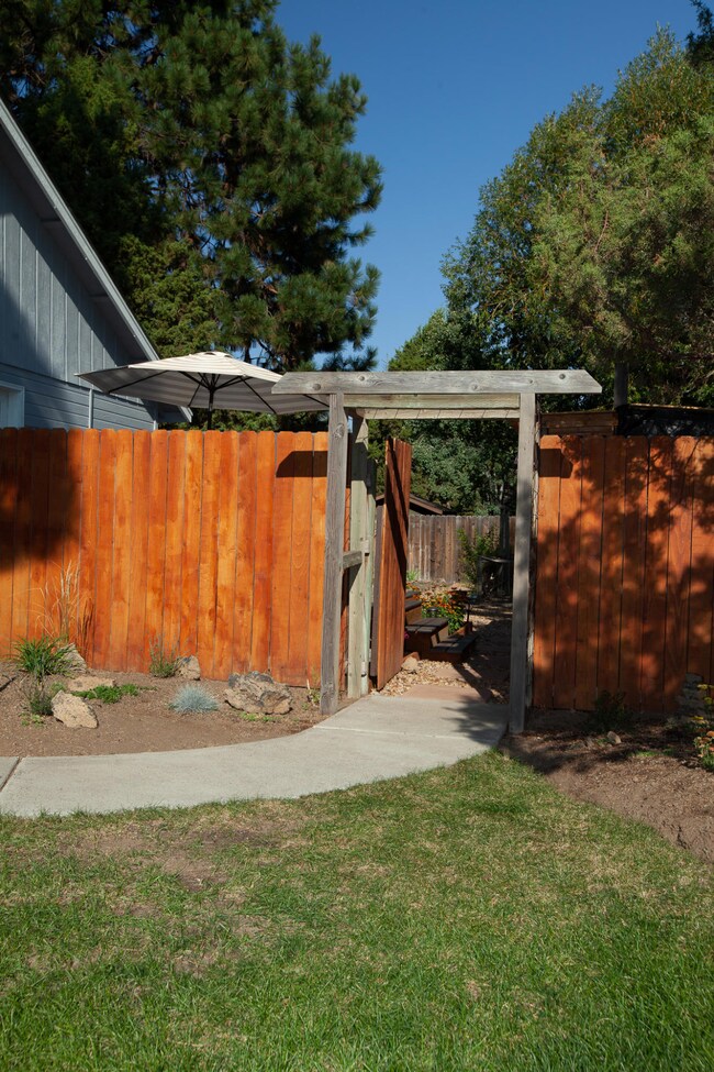 61290 Victory Loop, Bend, OR 97702 - photo 4