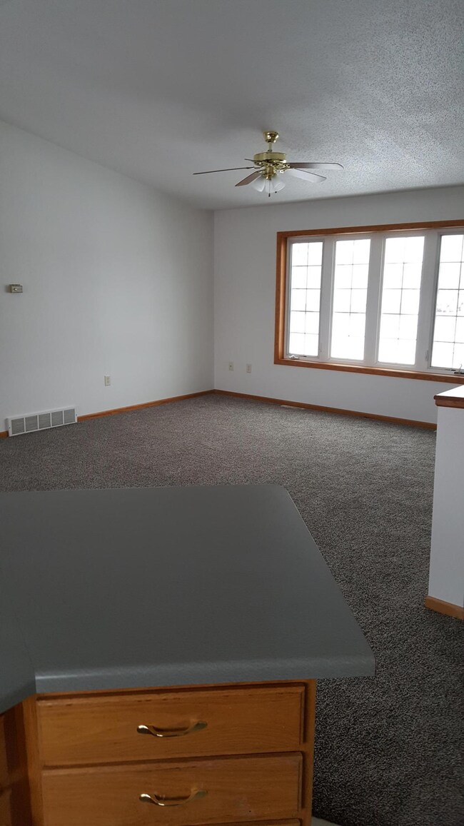 Living Room (UL) 14'9x14'6