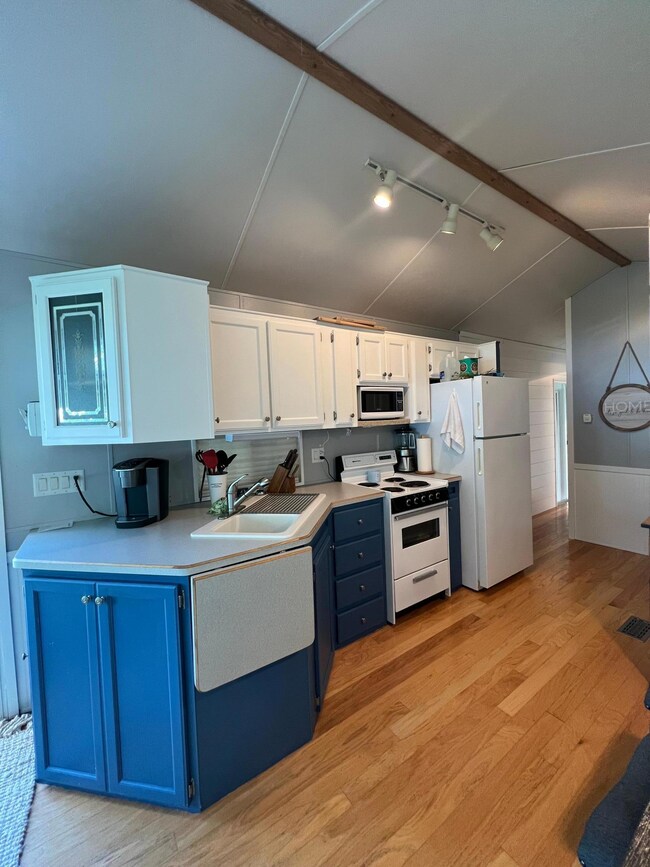 5055 W Lake Mary Dr SW unit 8, Alexandria, MN 56308 - photo 3