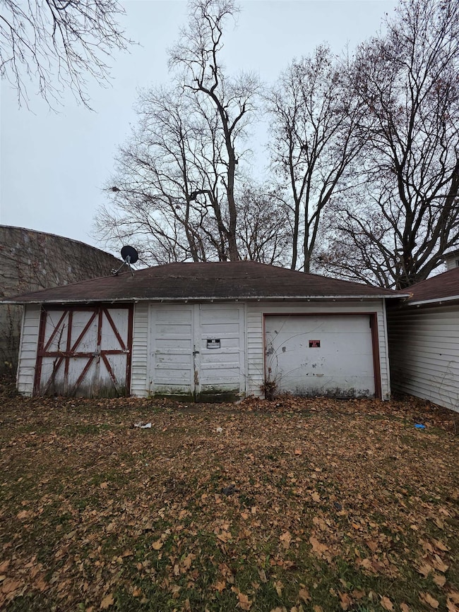 21 W Dexter St, Freeport, IL 61032 - photo 4