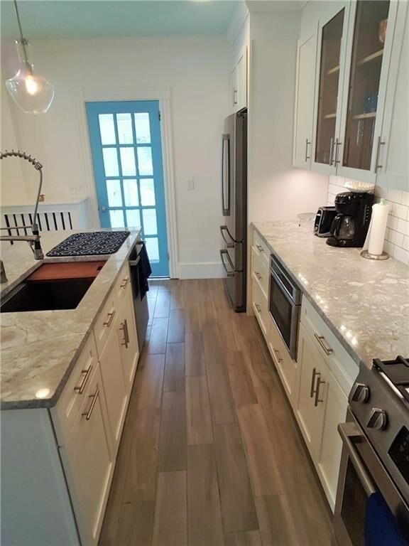 Updated eat-in kitchen