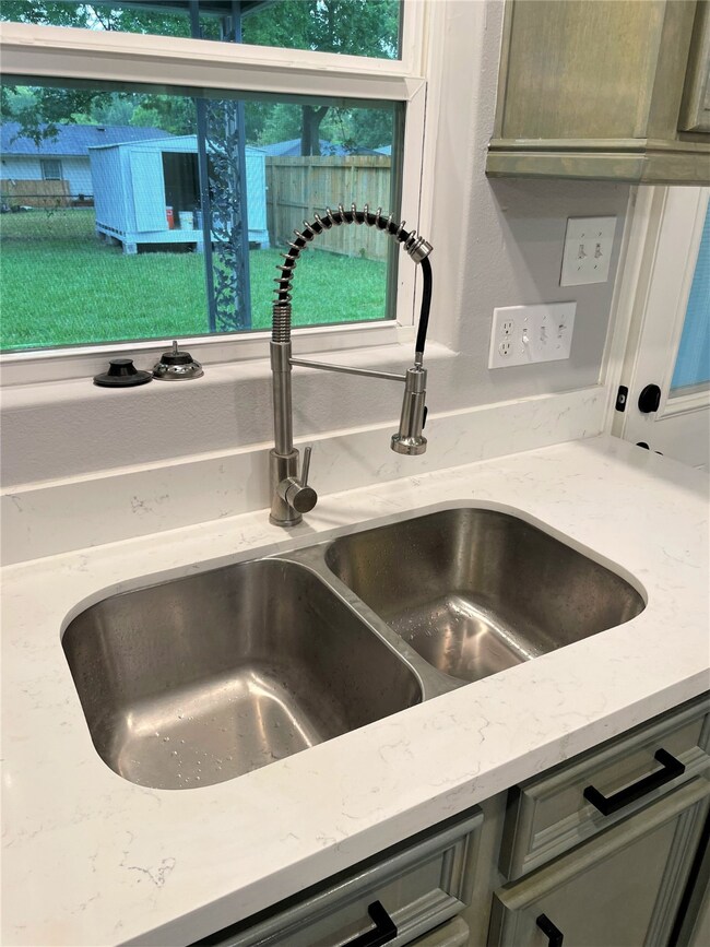 10329 Onslow St, Houston, TX 77016 - photo 6