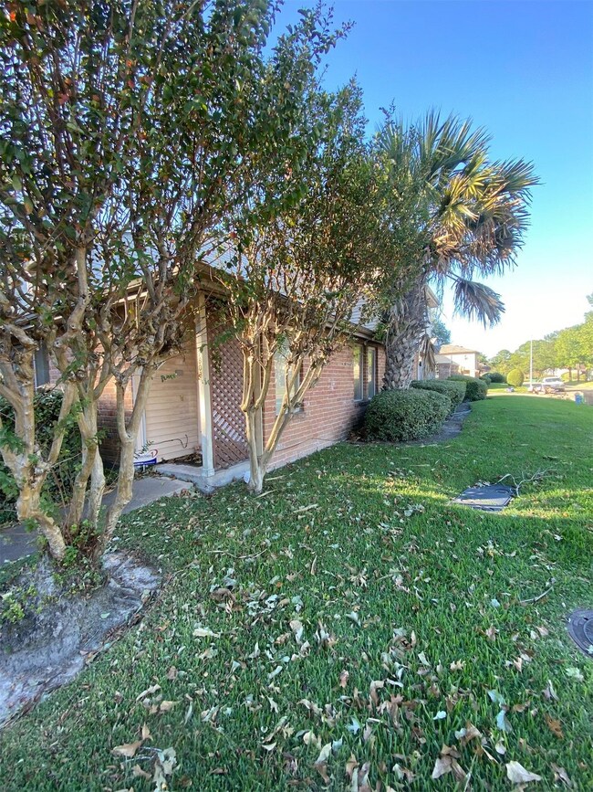 7803 Bateman Ln unit 7803, Houston, TX 77088 - photo 2