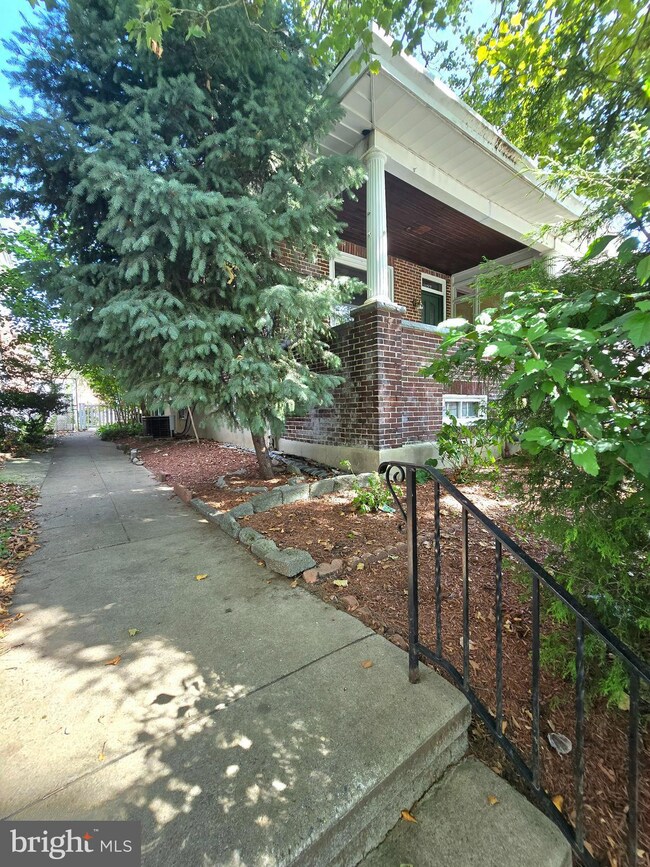 1127 Amity St, Reading, PA 19604 - photo 2