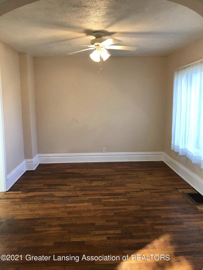 1130 Kingsley Ct, Lansing, MI 48915 - photo 4