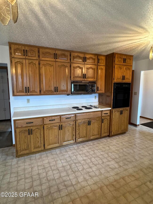 435 3rd Ave SE, East Grand Forks, MN 56721 - photo 6