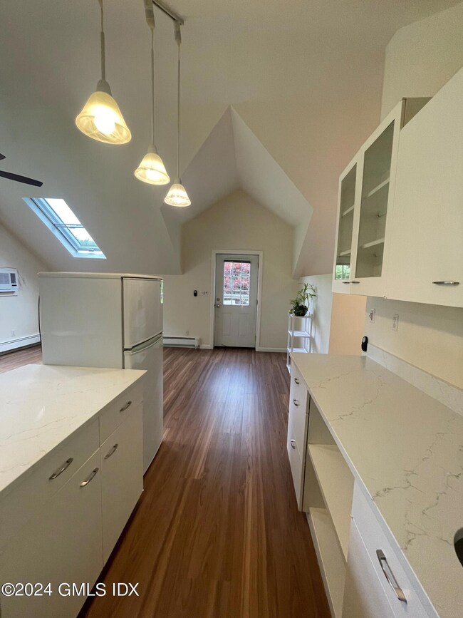 15 Locust Rd unit 2nd Floor, Greenwich, CT 06831 - photo 5