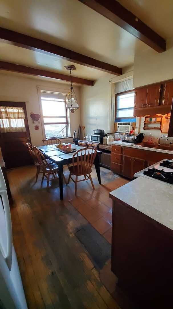 1ST FLOOR UNIT: EAT-IN KITCHEN
