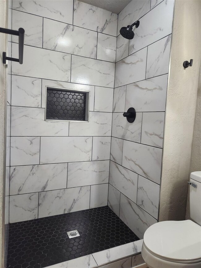 624 E Main St, Geronimo, OK 73543 - photo 2