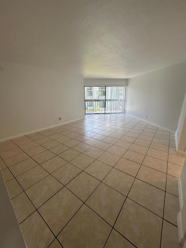 Presidential Golfview unit 2110, West Palm Beach, FL 33401 - photo 2