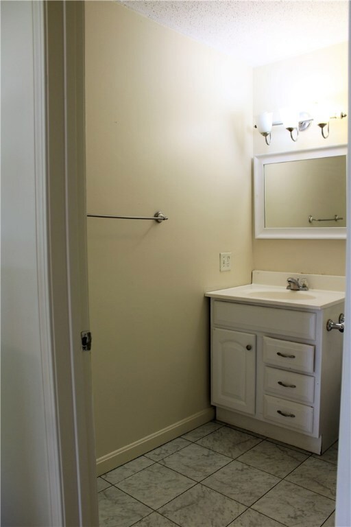 !st floor full bath off Halway