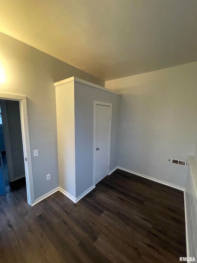 415 N Sherman St, Lincoln, IL 62656 - photo 5