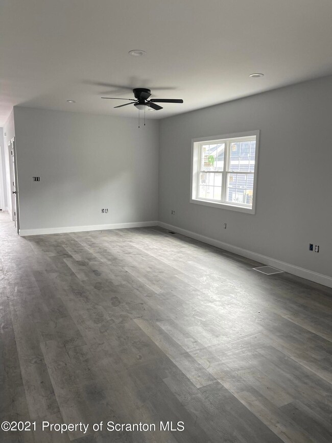 410 Felts St, Taylor, PA 18517 - photo 2