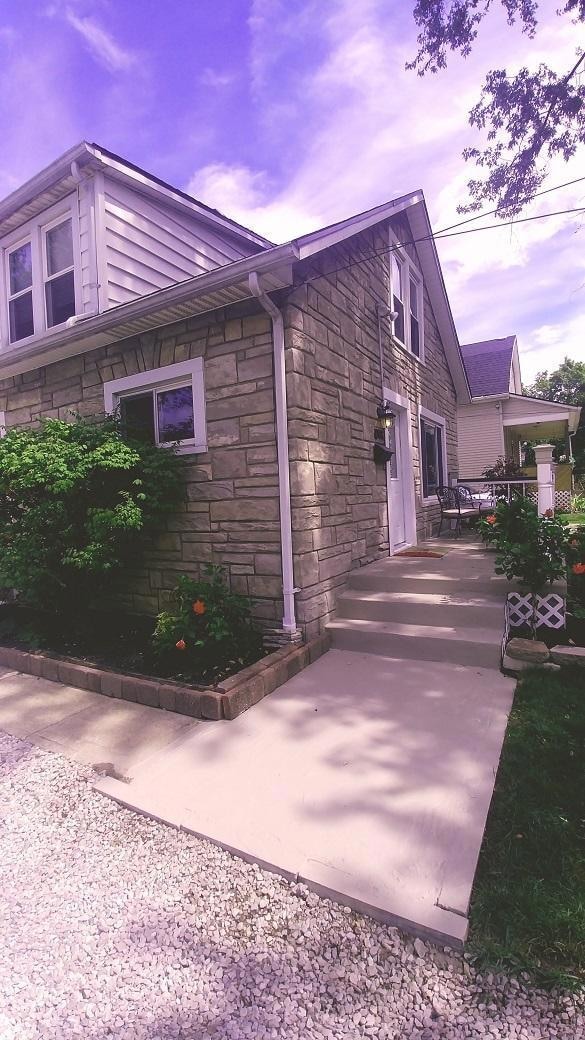 Lenore listing front porch steps