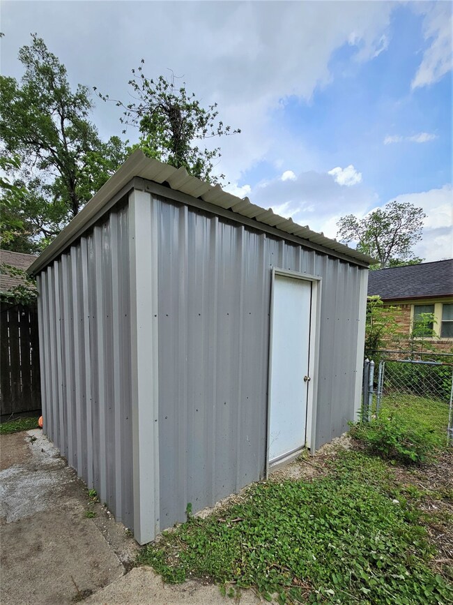 6202 Cochran St, Houston, TX 77022 - photo 4